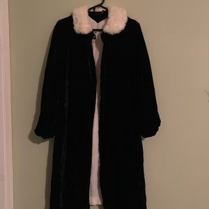 Vintage long velvet coat with faux fur collar